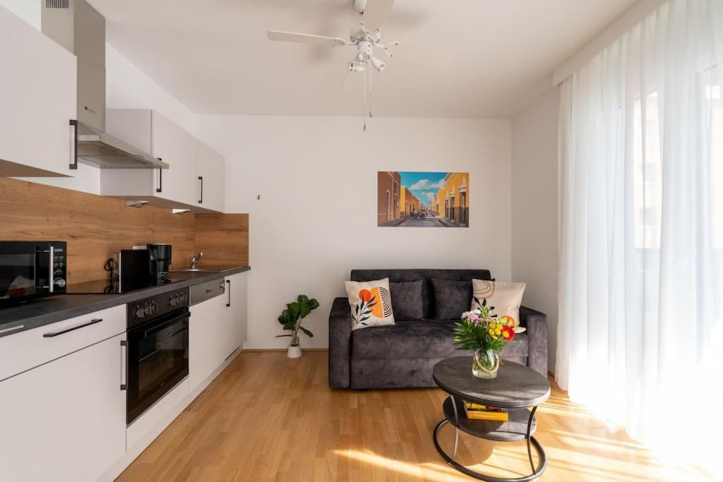 Apartment Sunny 1br With Balcony By Hm Wien